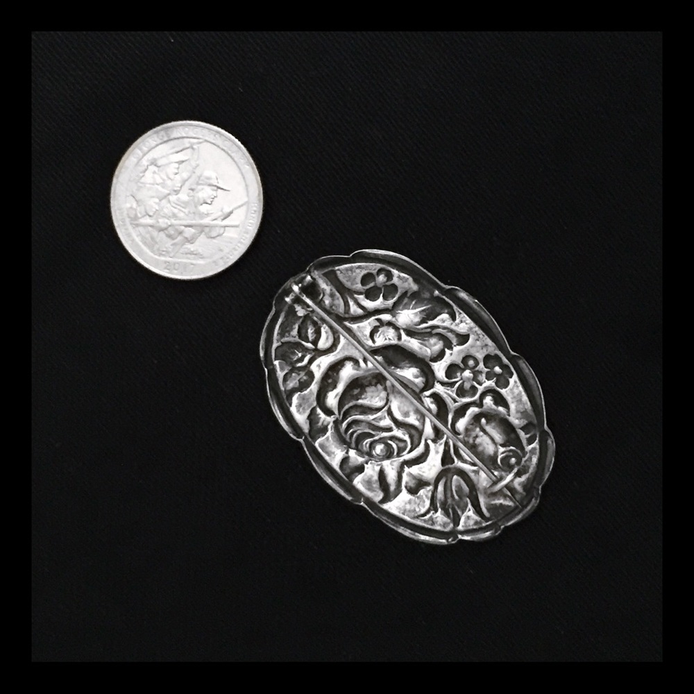 Antique silver repousse brooch - Picture 4 of 7